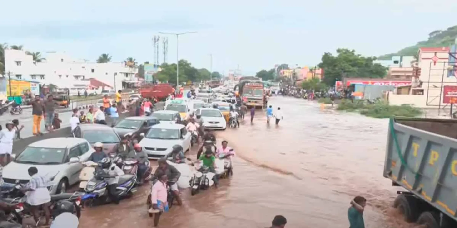 Heavy rainfall; Motorists drowned by flood water