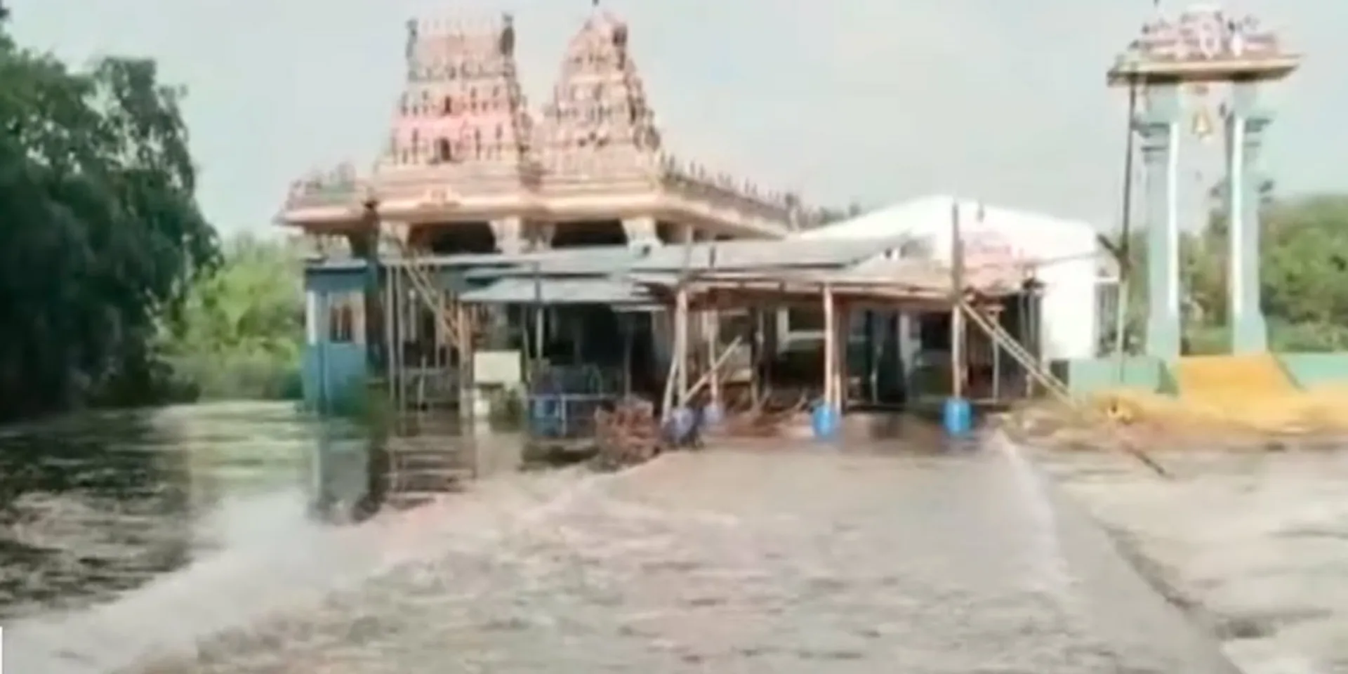 Heavy rains in Pollachi; flood in Balarangarai temple 