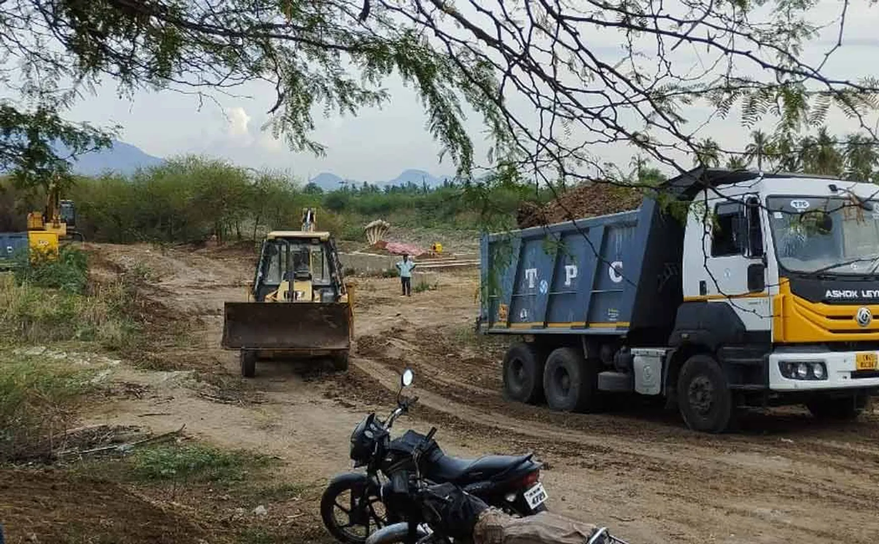 Contract to edappadi palaniswami proxy company for dredging Veeranam lake