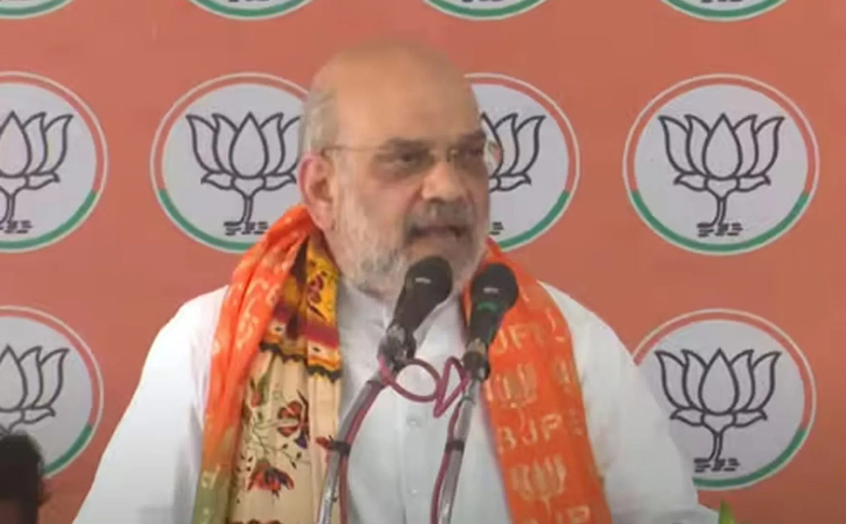  Amit Shah speech on Rahul going abroad on one side, Modi not taking leave on the other