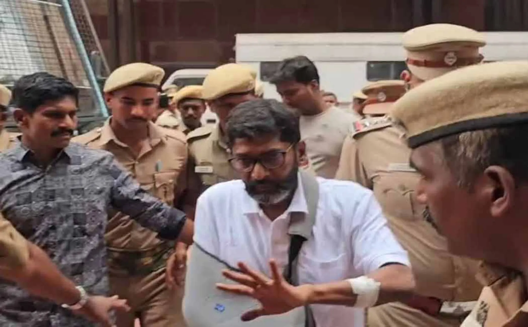 Judges give different judgments in the savukku  Shankar case