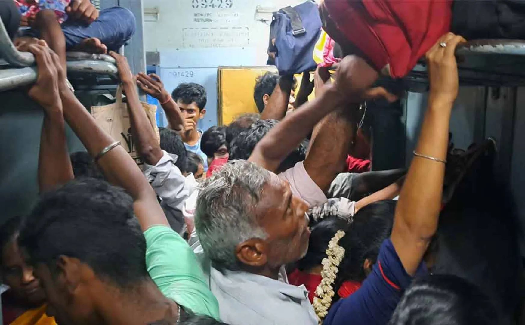 People traveling dangerously on Tiruchendur-Chennai high speed train