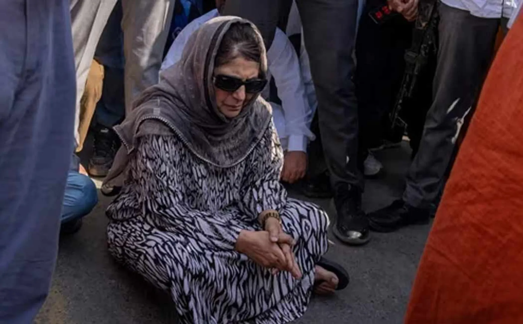 Jammu and Kashmir Former chief minister who is sitting on the road and struggling