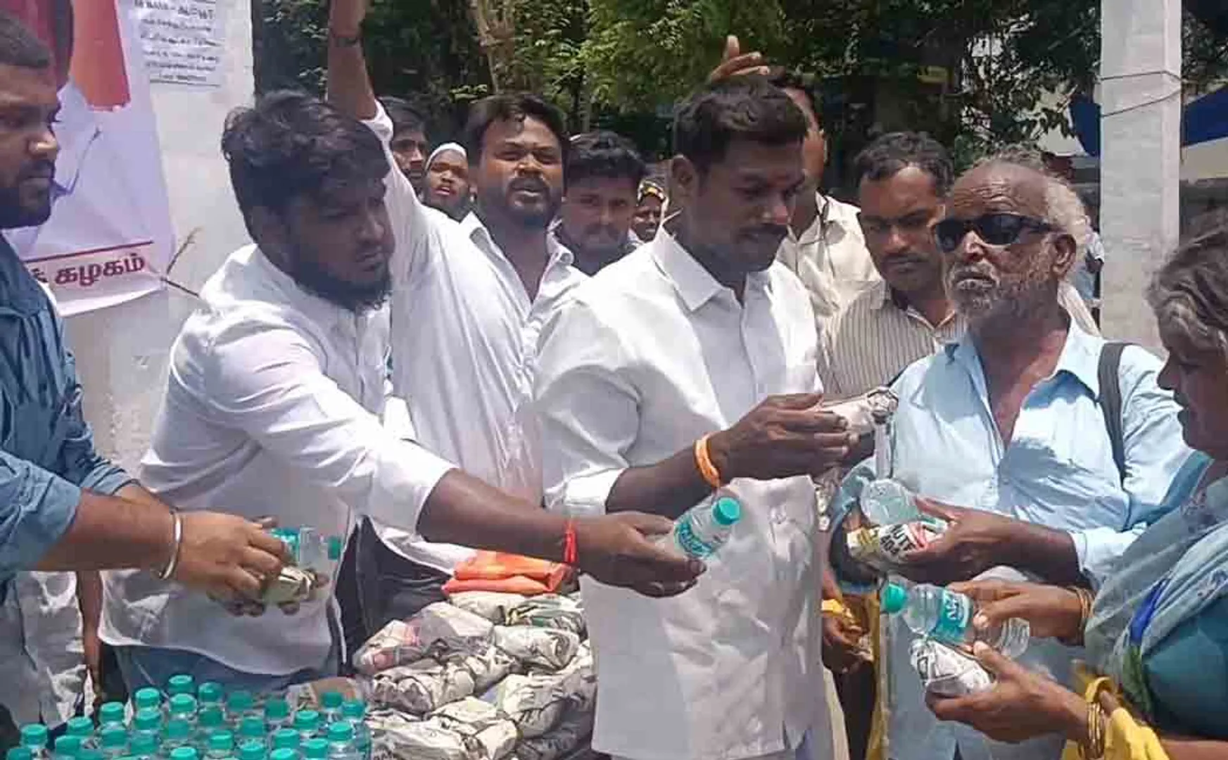 World Hunger Day, food was distributed to poor people on behalf of vijay tvk
