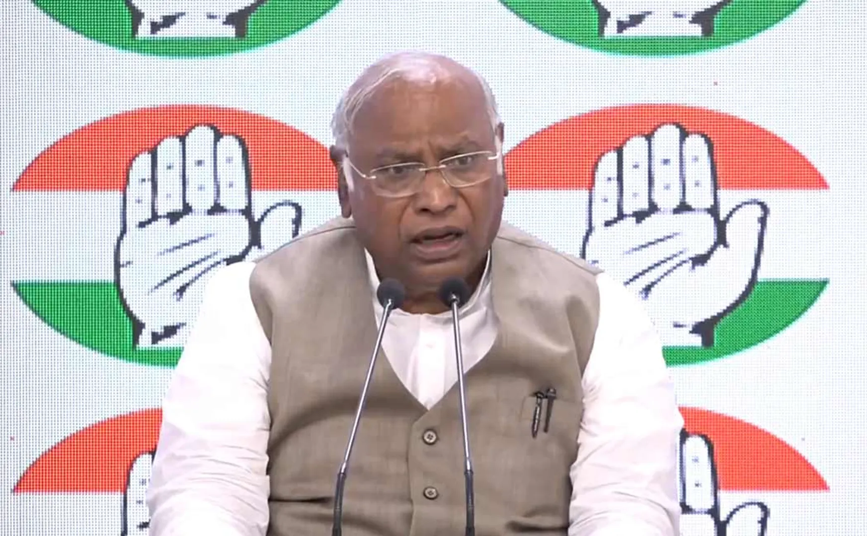 Kharge Listing how many times the Prime Minister has uttered the name Congress?