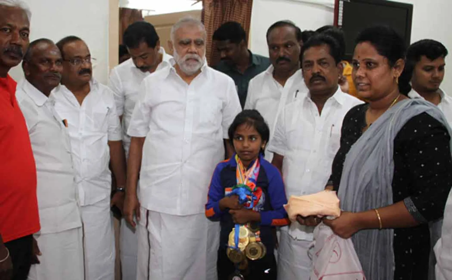 Minister I. Periyasamy praised student who won medal in international competition