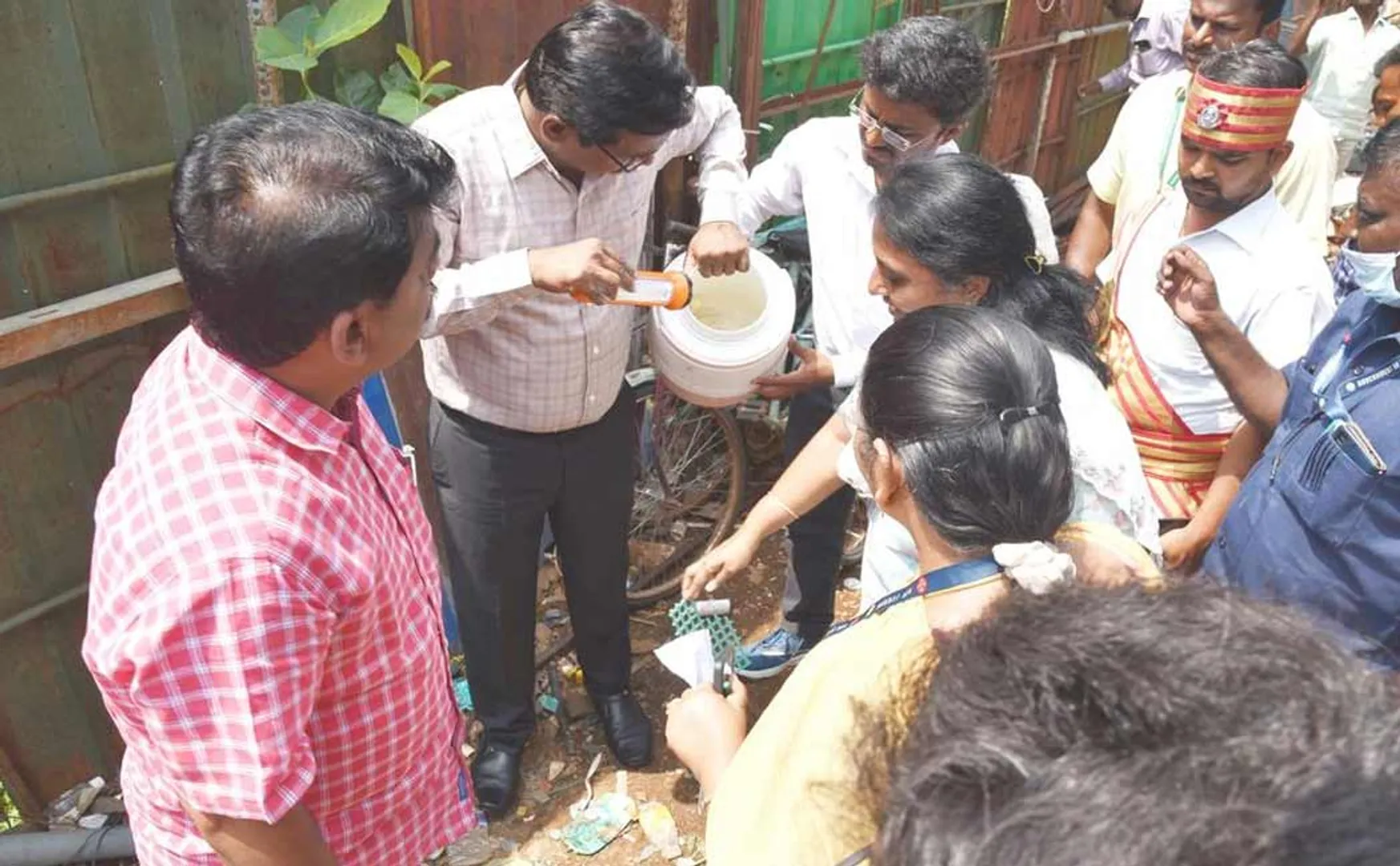 Collector reprimands Municipal Commissioner for not carrying out cleaning work