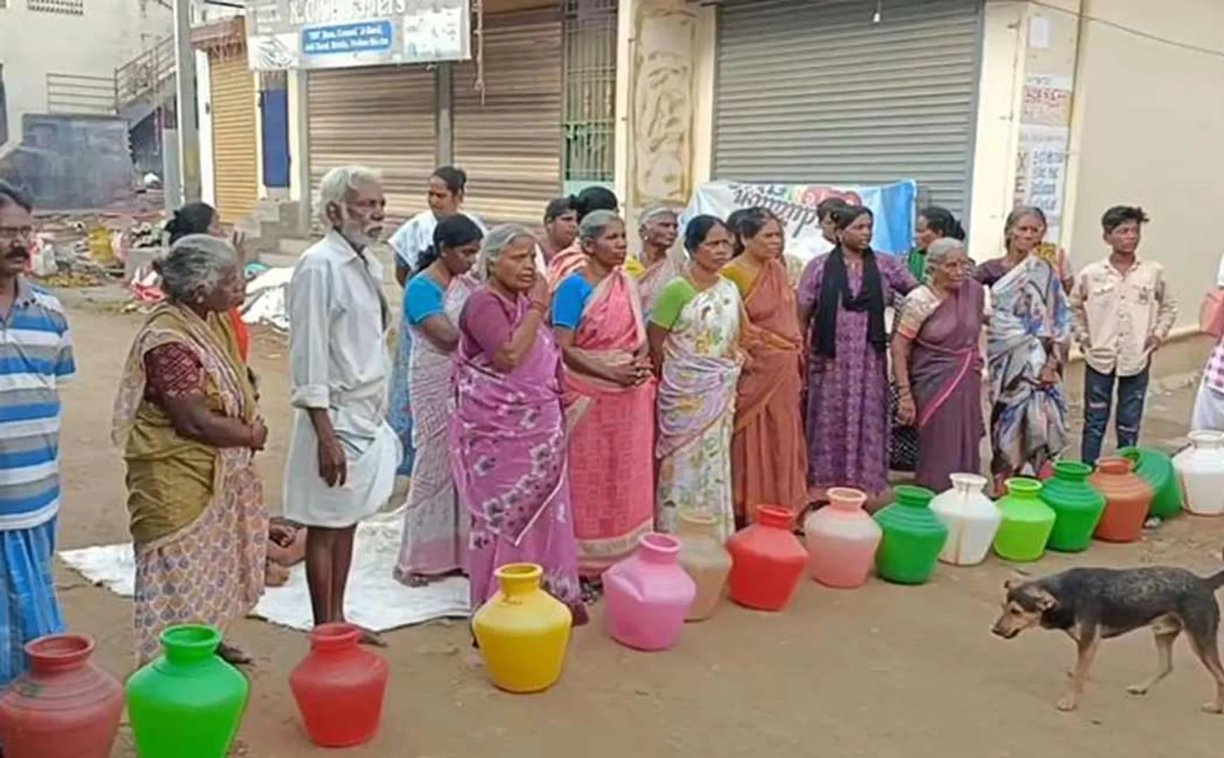 People involved in road blockage without drinking water in Vellore Corporation