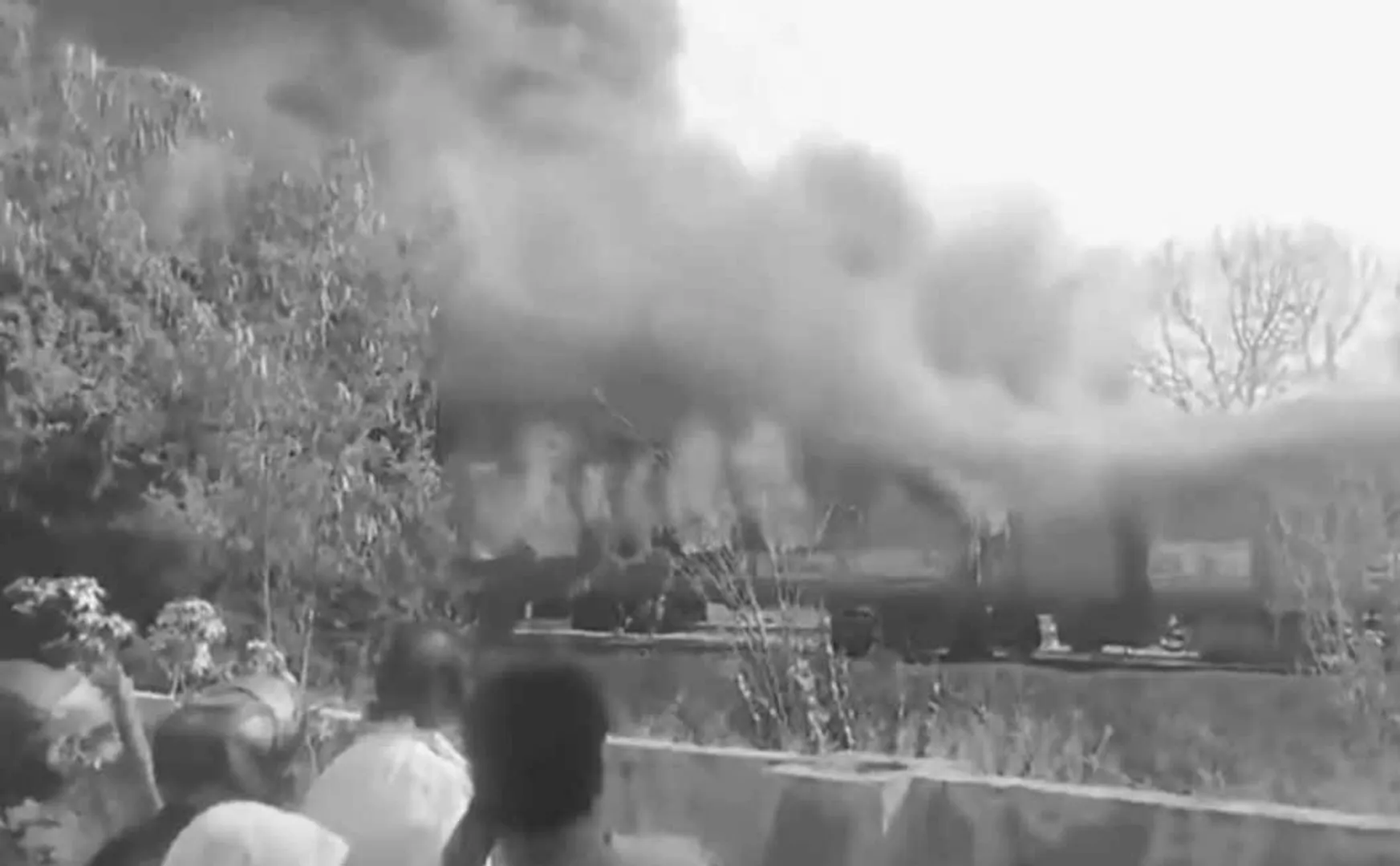 massive fire broke out in a coach of Shan-E-Punjab Express Delhi
