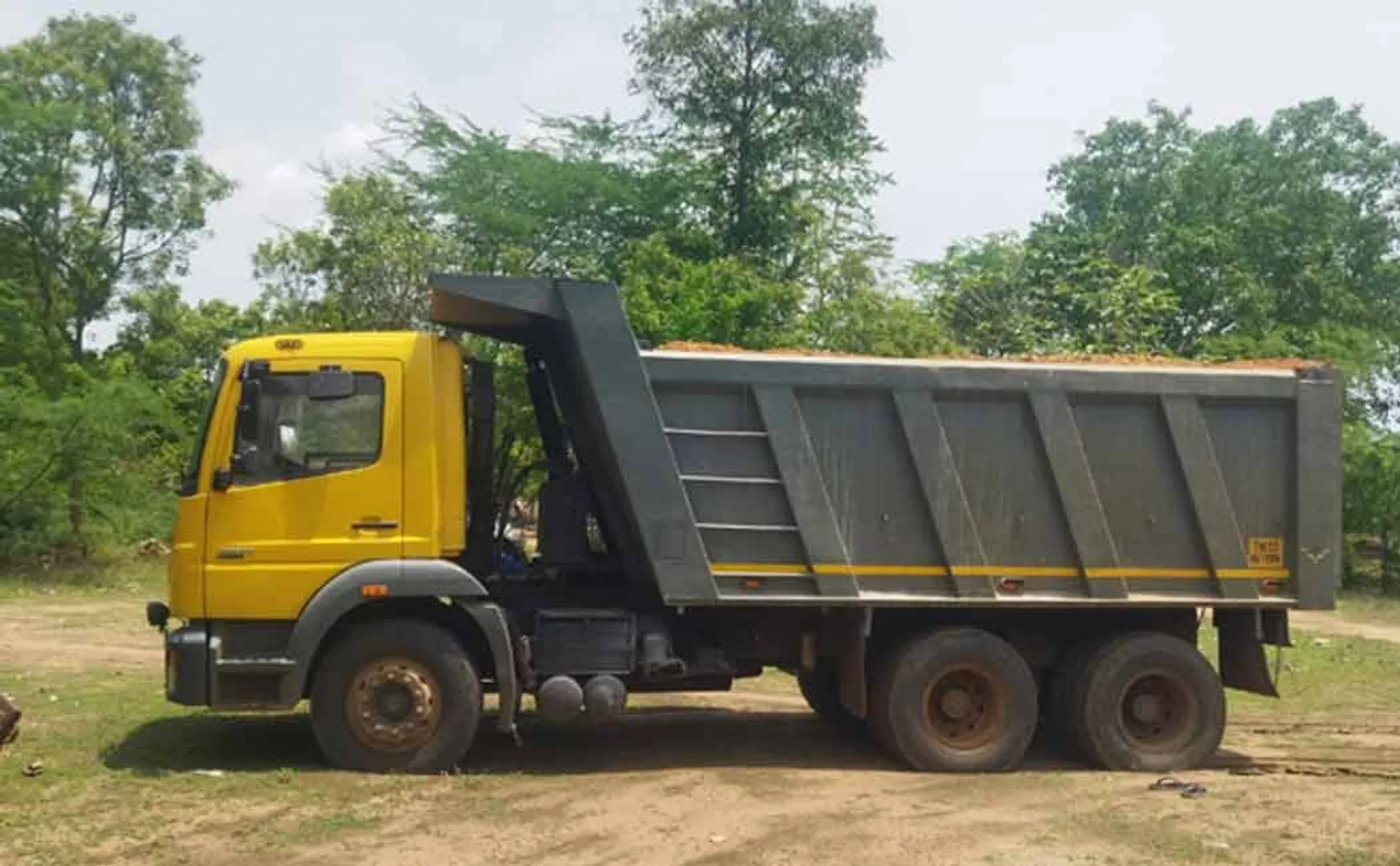 Special police seized trucks carrying gravel with fake permits