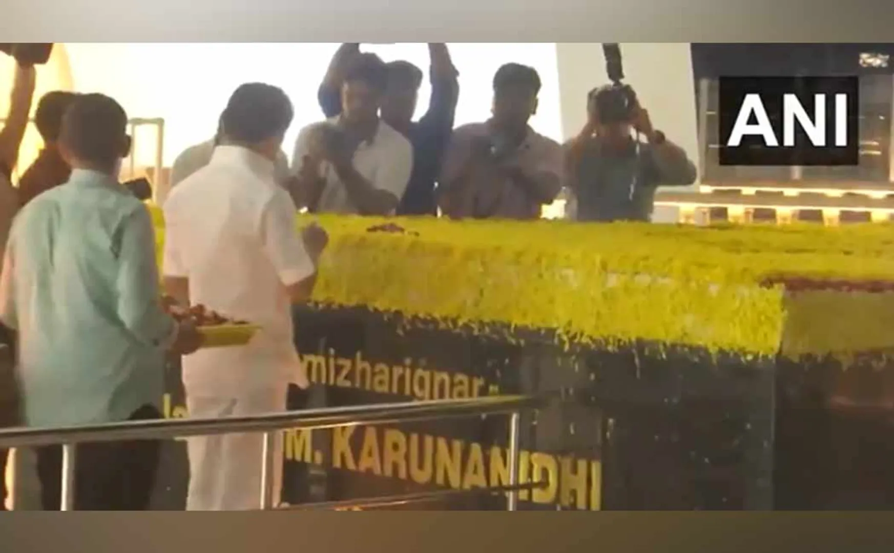 Chief Minister mk stalin honors Anna and kalaignar Memorial