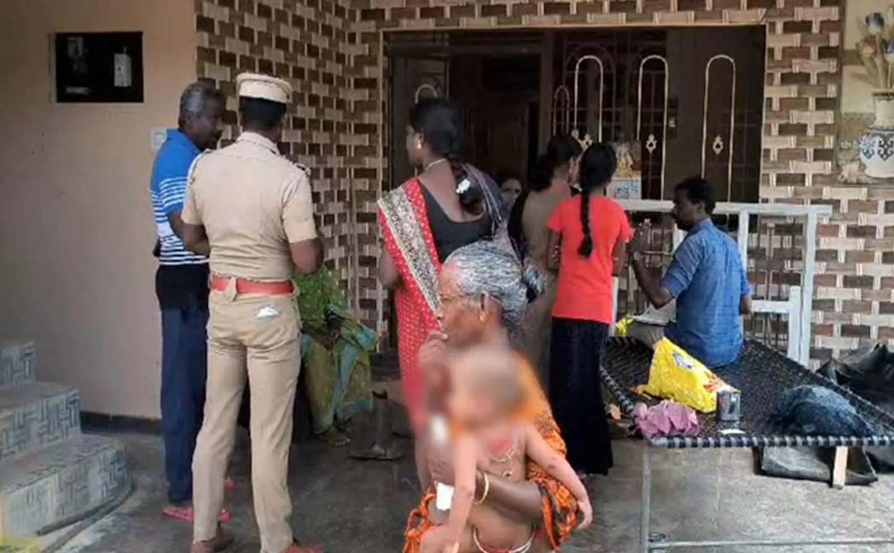 Miscreants broke the lock of the house and stole 50 pieces of gold jewellery