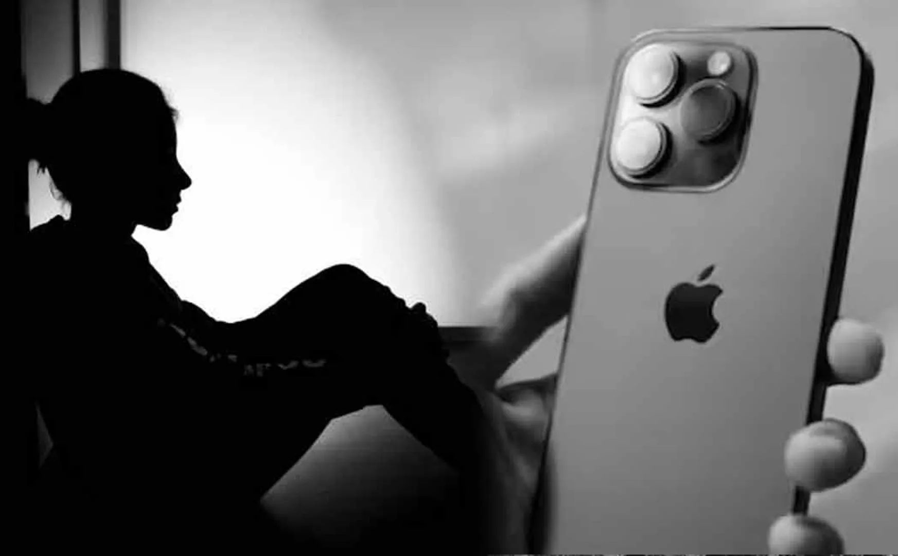 girl sold her mother's jewelry and bought an iPhone for her boyfriend