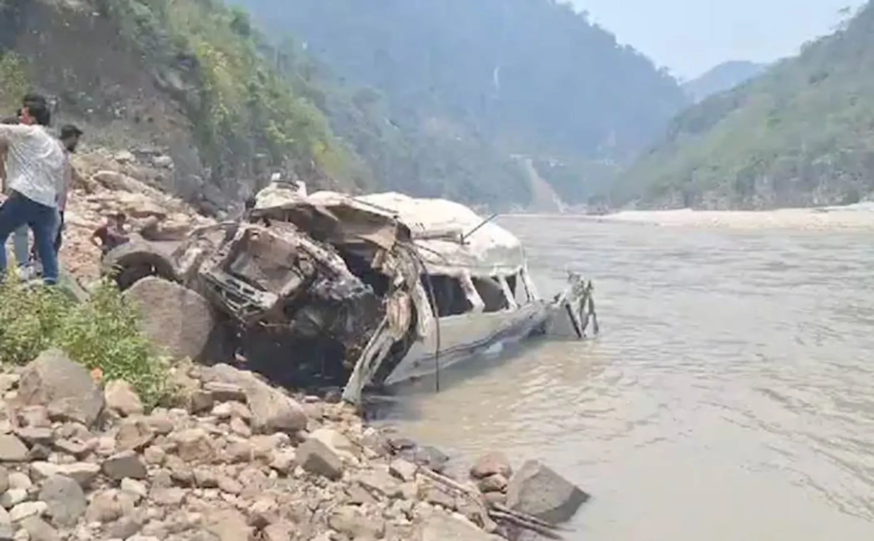 Van overturned in river accident in uttarkhand