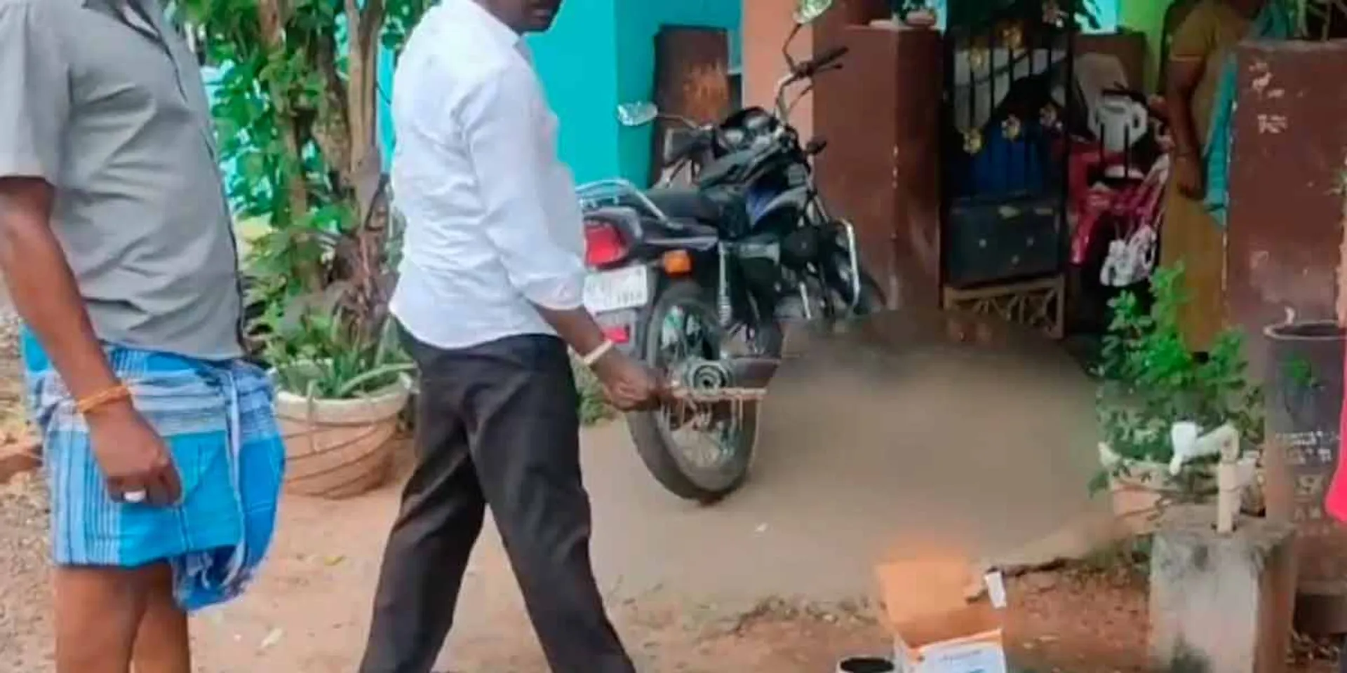 A piece of bone, meat waste in the municipal drinking water pipe; Shock in the study