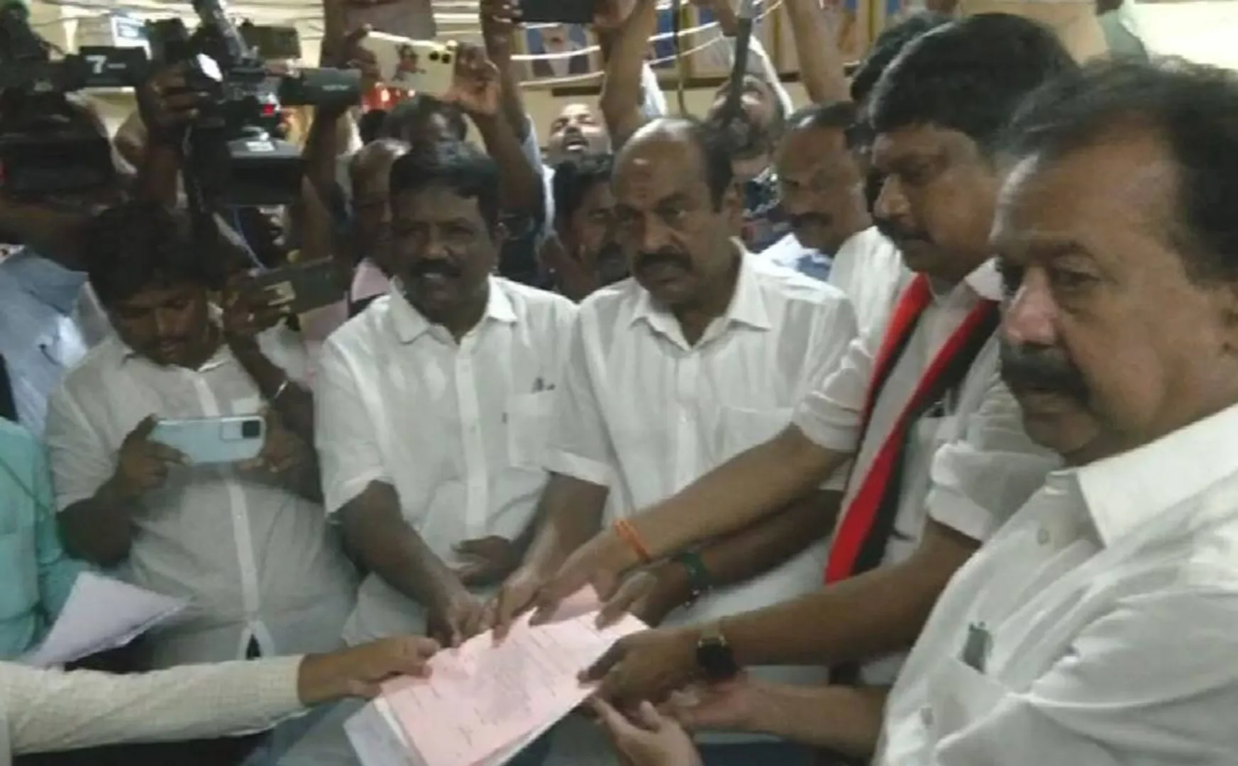  DMK candidate filing nomination on Vikravandi by-election