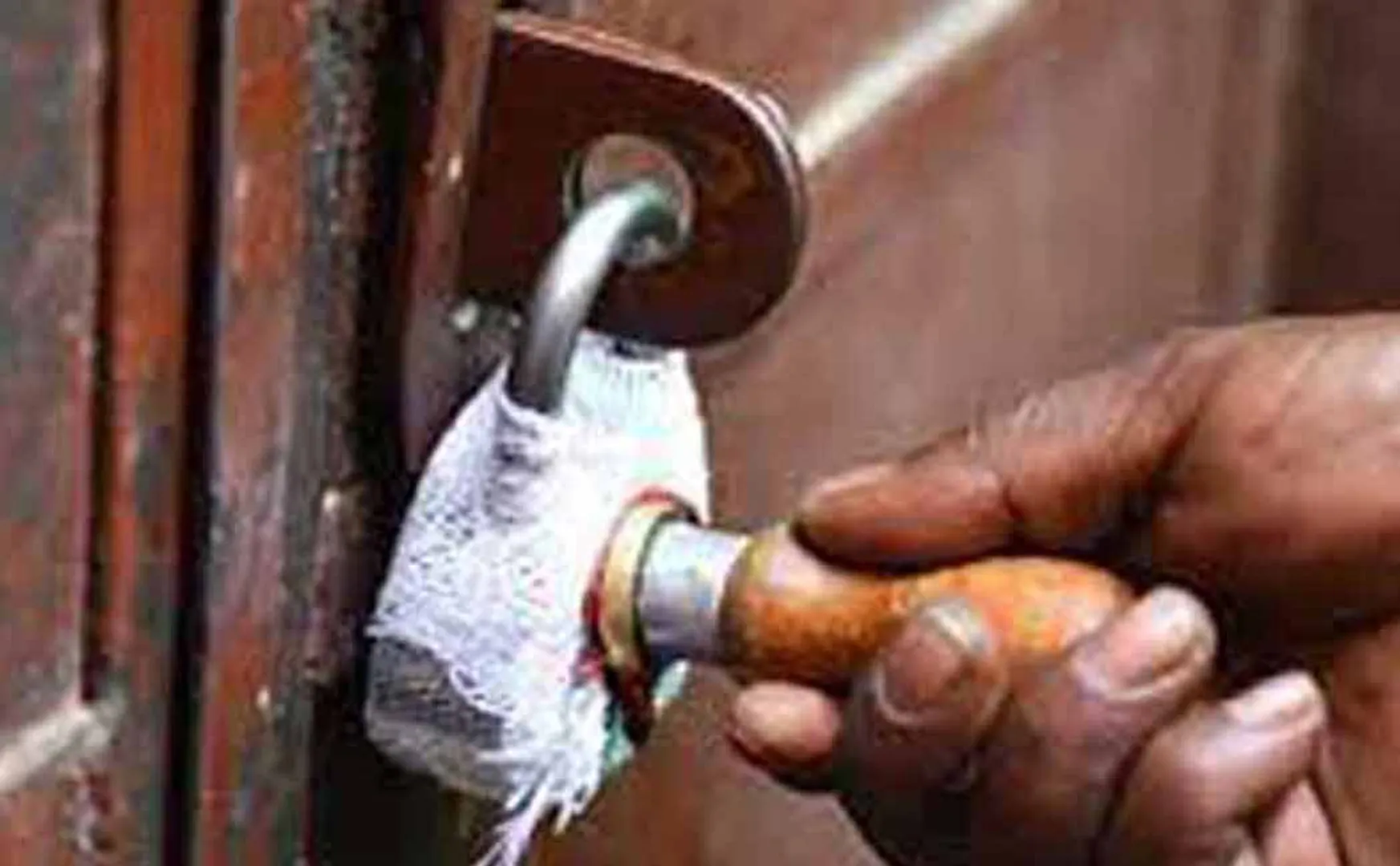 38 shop sealed for selling banned tobacco
