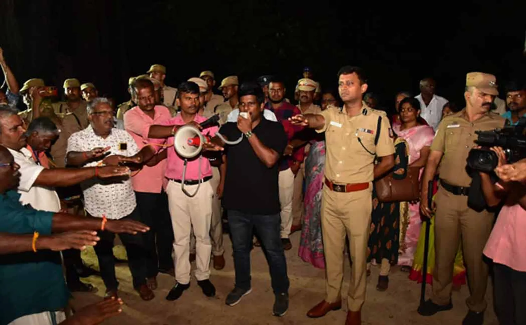 Villagers pledge against illicit liquor in presence of Collector