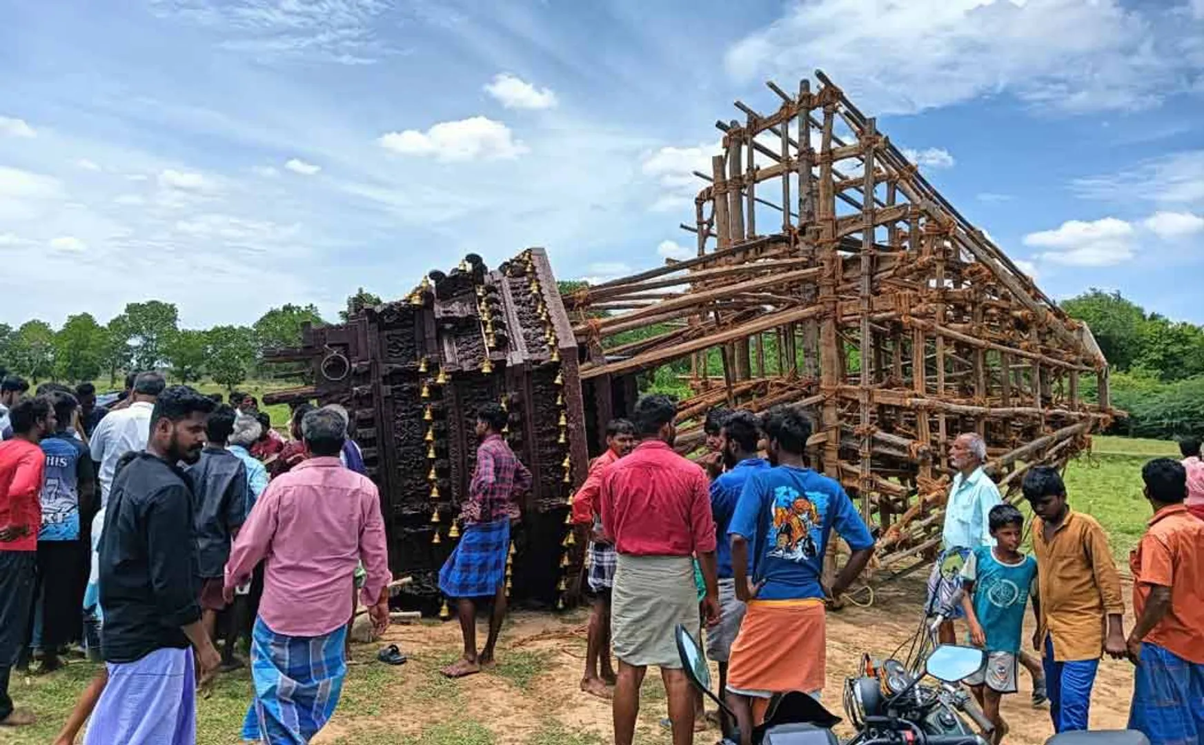 One lost life, 5 injured as chariot falls in Pudukkottai