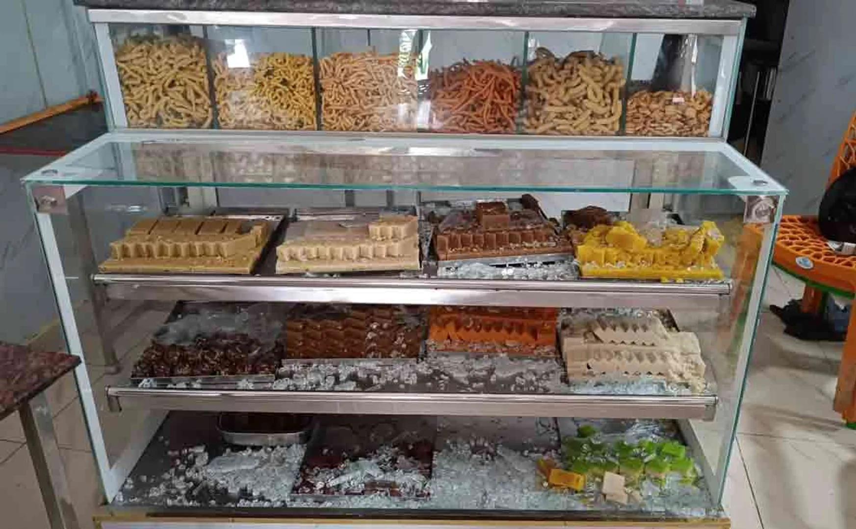 Mysterious person who broke the bakery asking for sweets without money