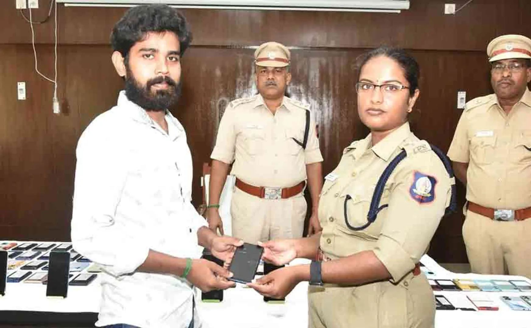 Sp recovered 120 stolen cell phones and handed them over to their owners.