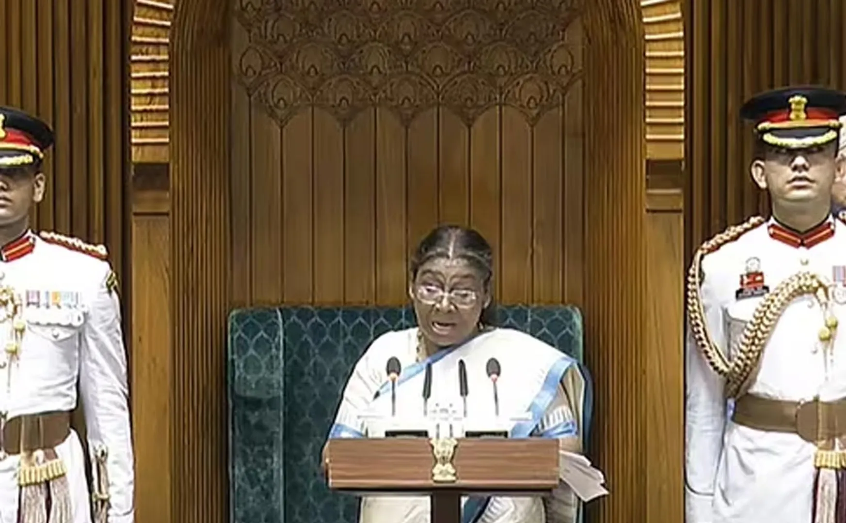 Opposition parties strongly protest on President's Speech in Lok Sabha