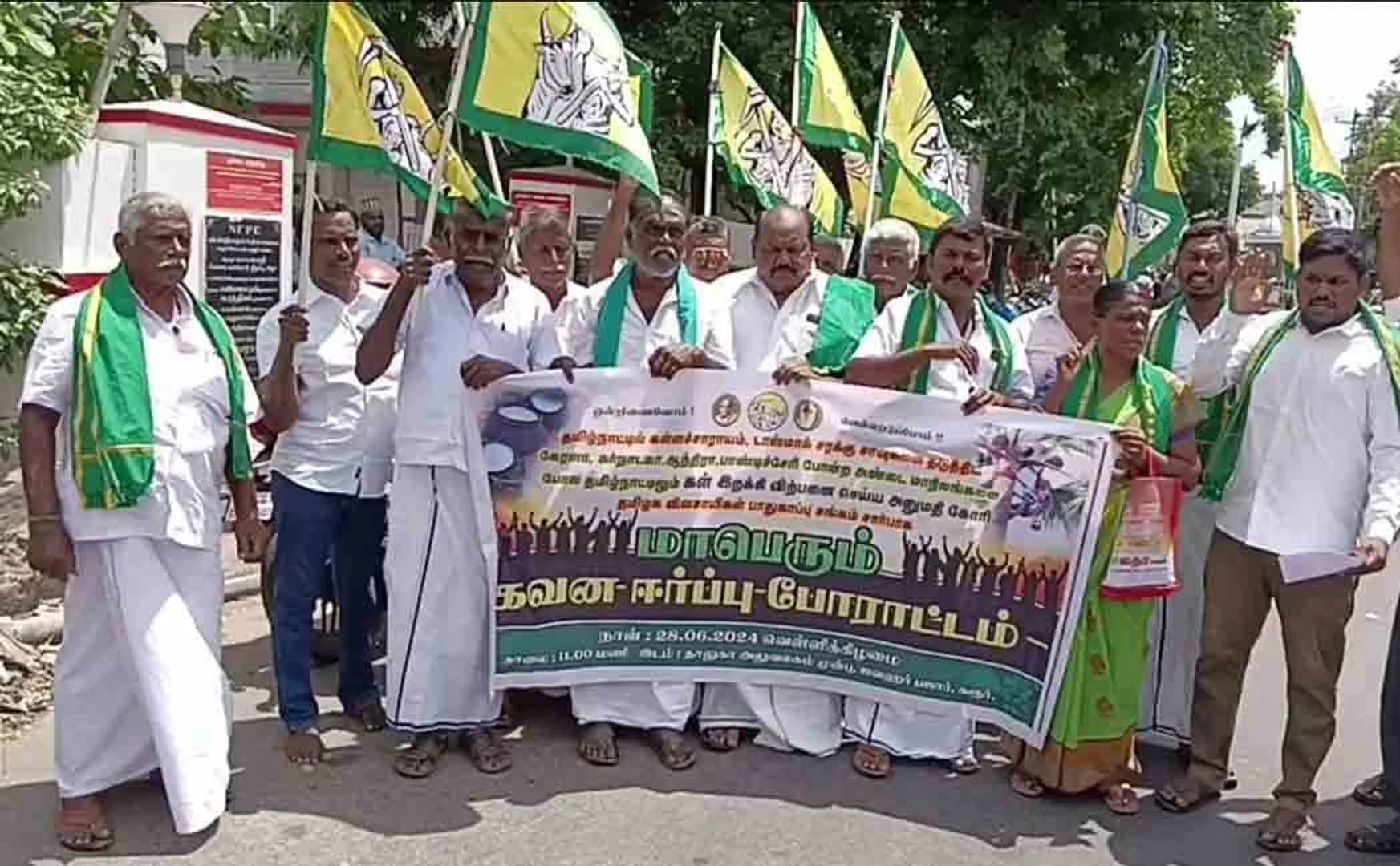 condemns the Tamil Nadu government in the illicit liquor issue