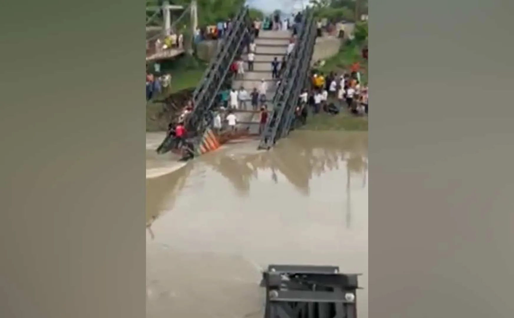 Continuous heavy rain Collapsed bridge