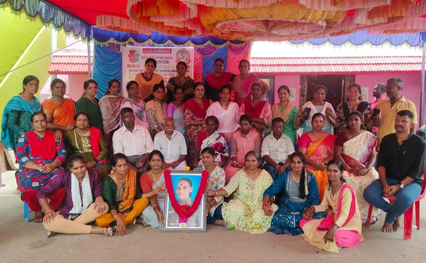 women constables have given rs 11 lakh to family of deceased constable