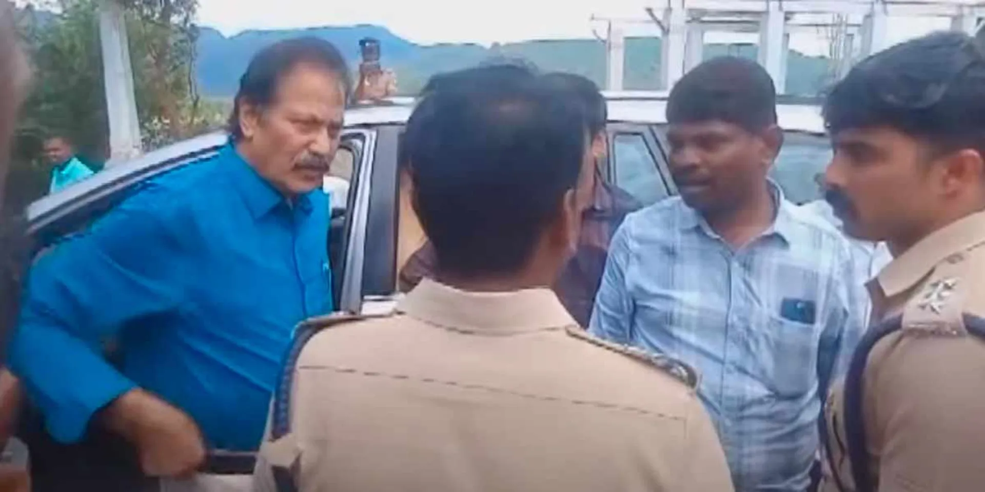puthiya Tamizhagam Krishnaswamy who tried to go to Manjolai; Forest Department stopped