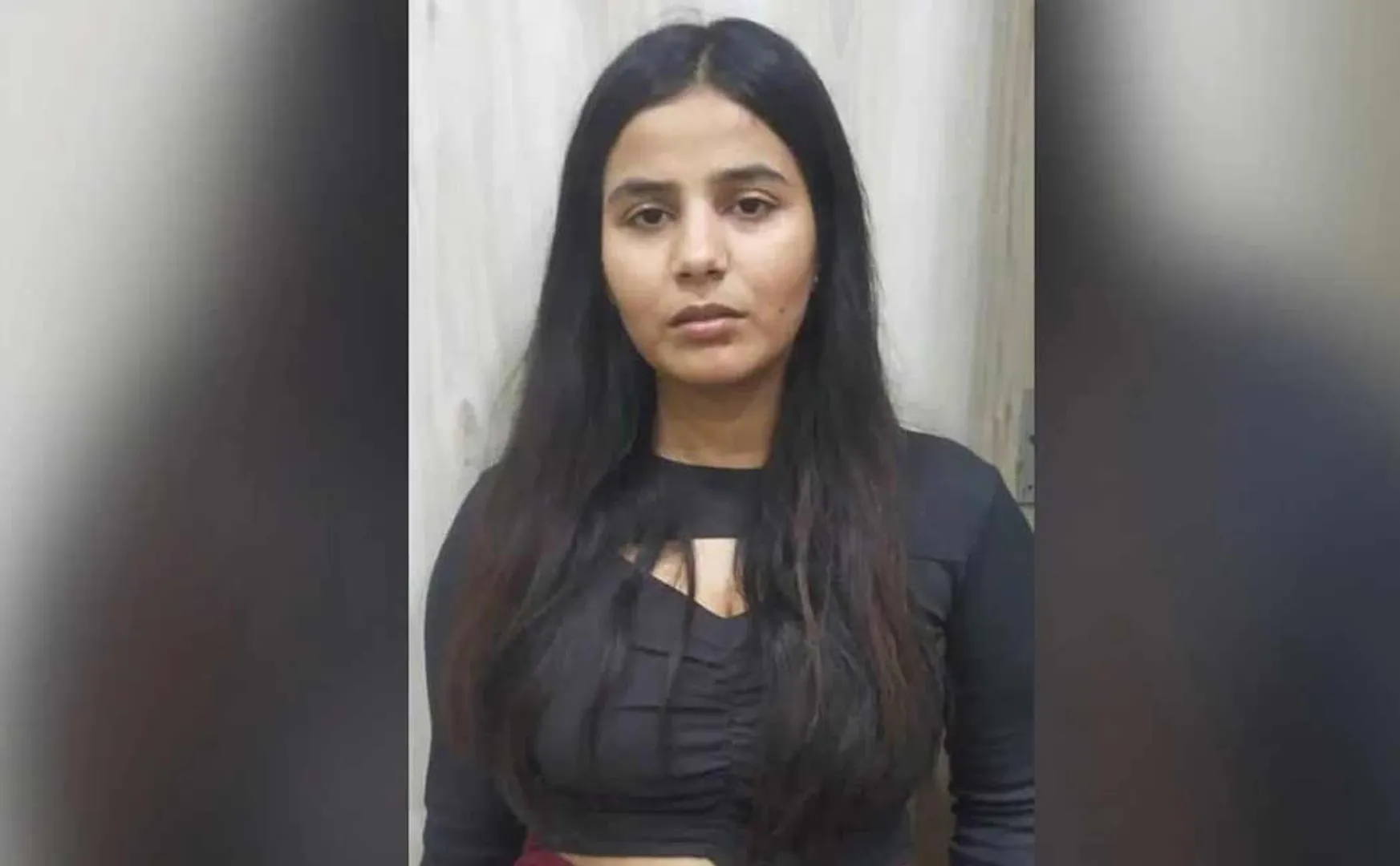 young woman who cheated a young man by falling in love through the Internet