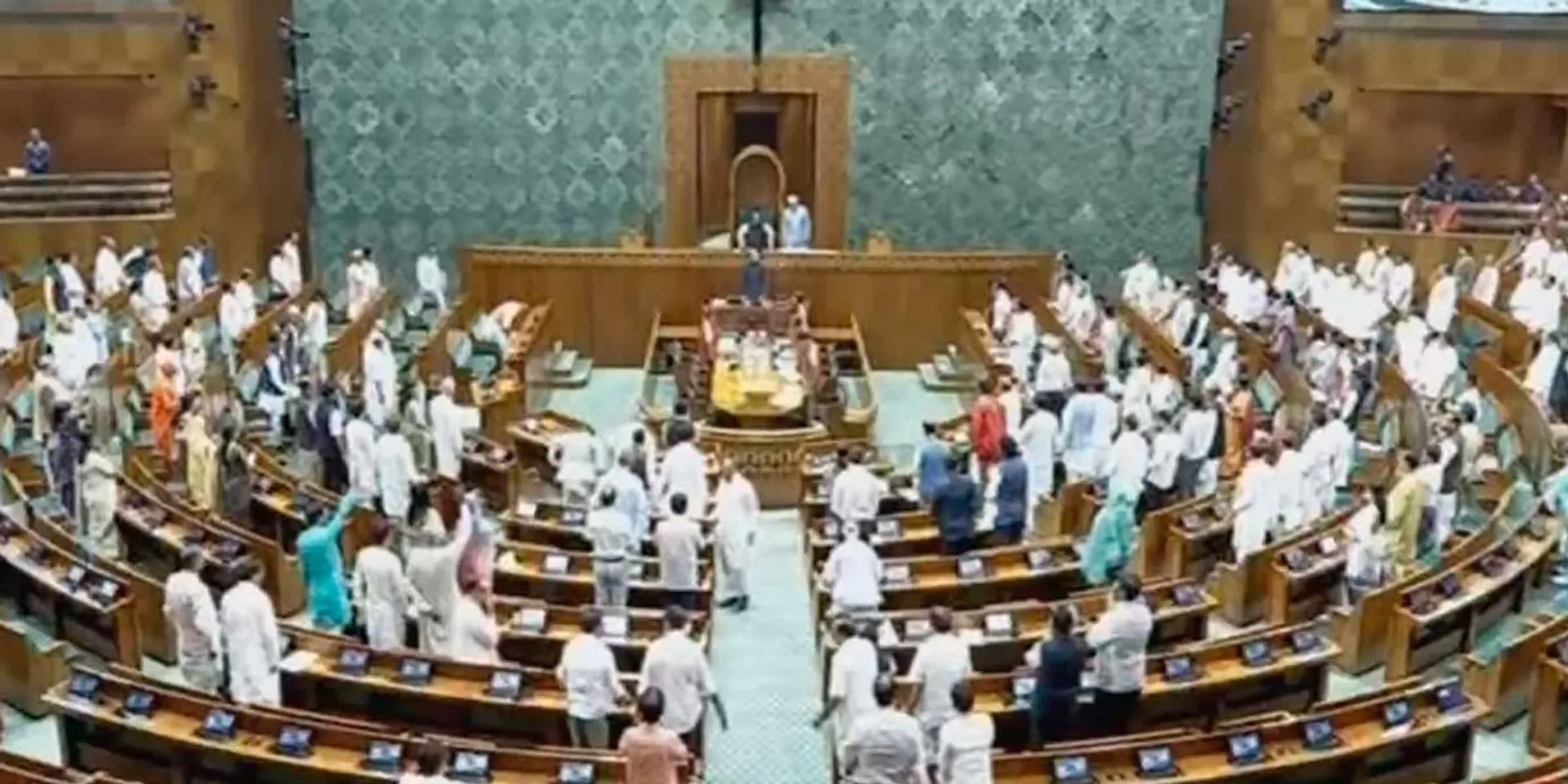 The debate lasted till midnight; Some of Rahul's speeches have been removed from the notes