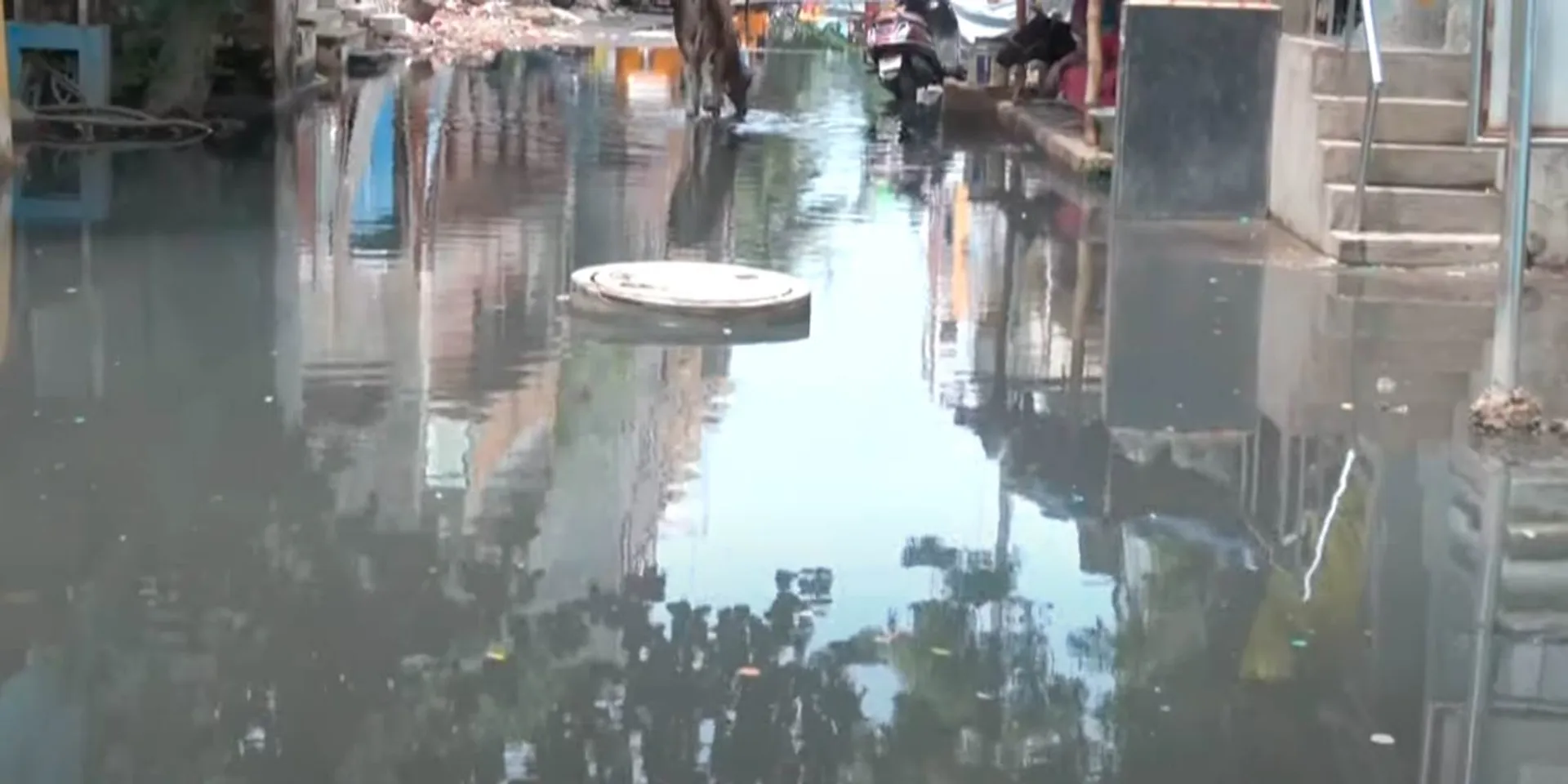 Stagnant sewage with rainwater - Public dharna