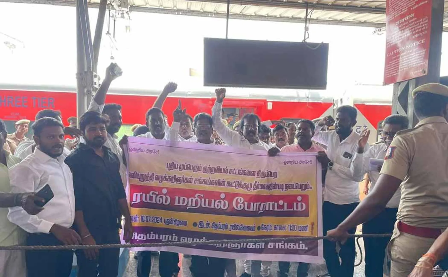 Lawyers against central govt demanding on rollback of laws