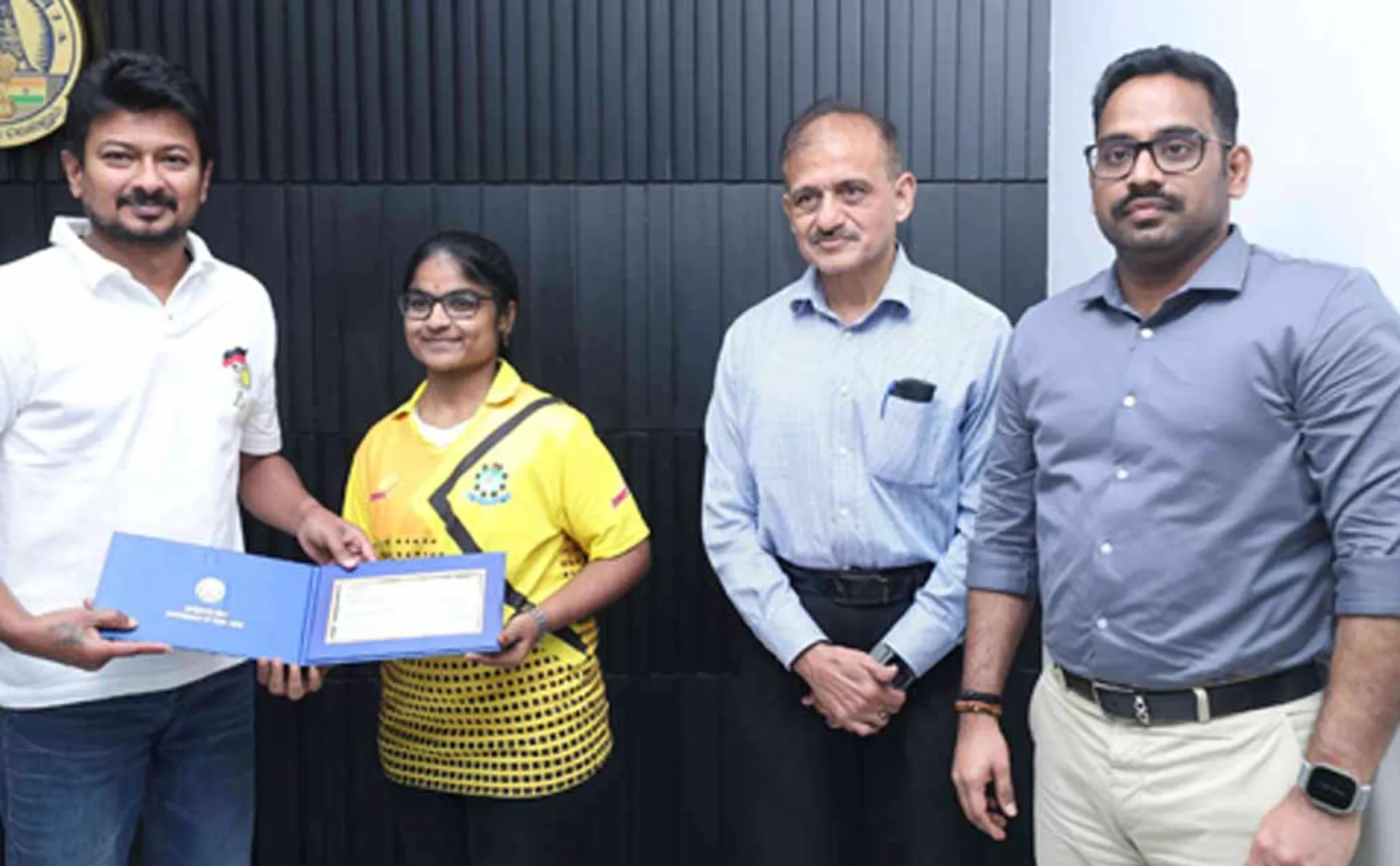 Minister Udhayanidhi gave checks to sport swomen