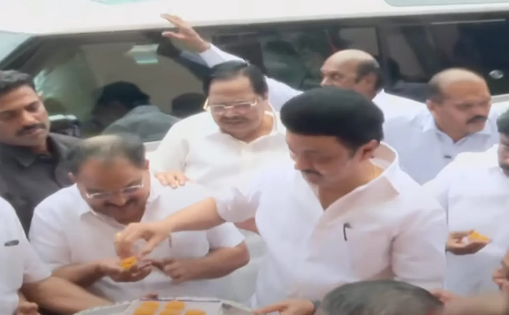  mk stalin  celebrated DMK lead in the Vikravandi by-election