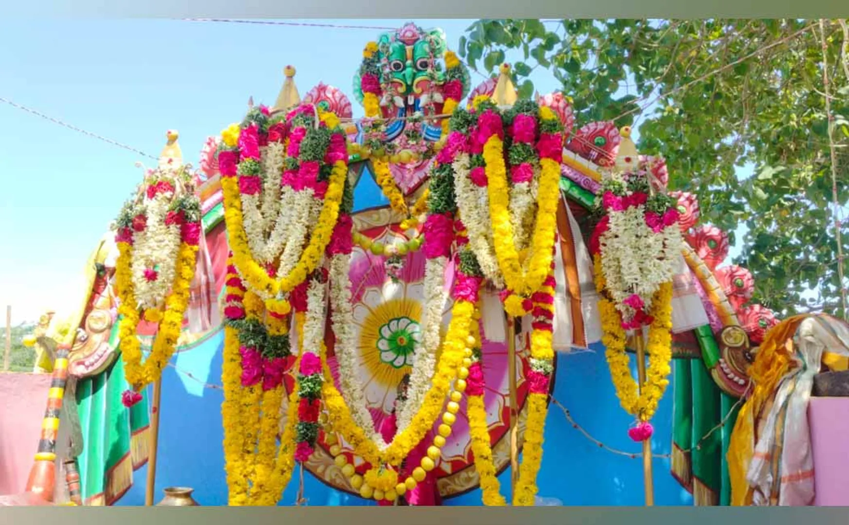 Muneeswarar the wish-fulfilling child; Devotees who put rice in the puja