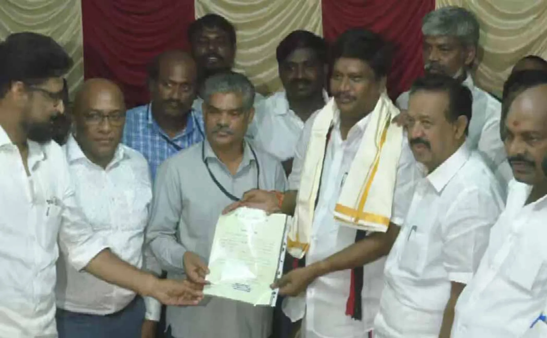 Anniyur Siva receiving the certificate of success