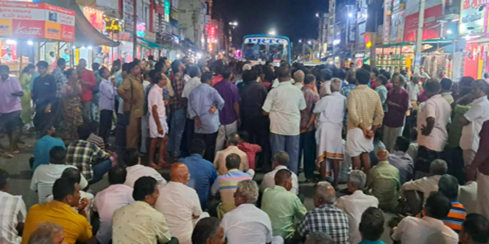 Complaint of buying stolen jewelry and melting it;  Traders' Association blocked the road