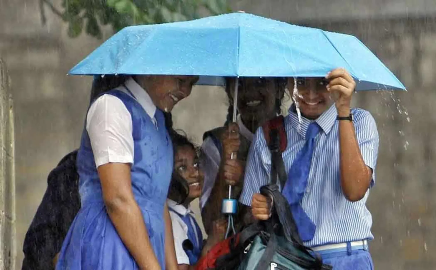 heavy rain; Holiday notification for schools