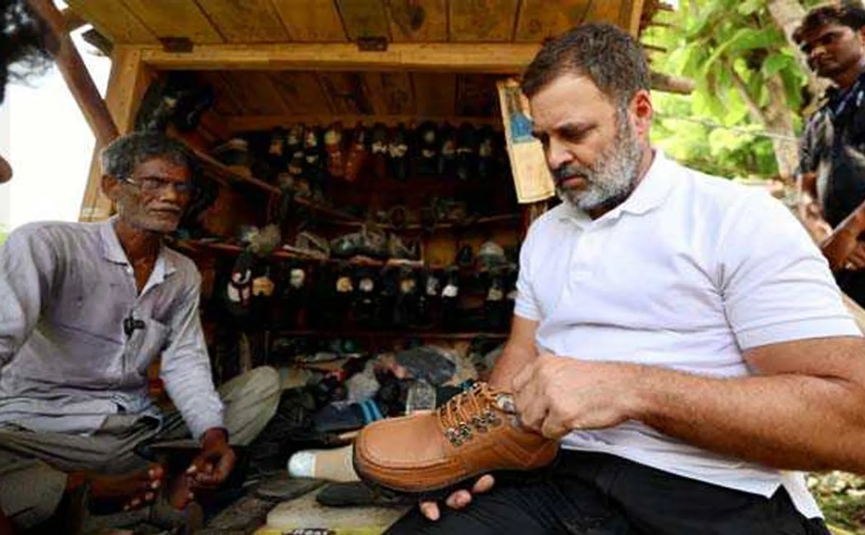 Rahul Gandhi suddenly came to the shoemaker shop