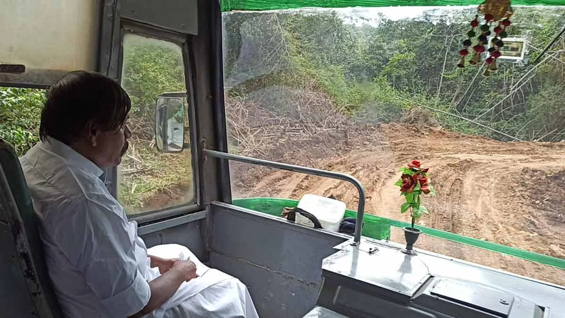 The MLA who traveled by hill village bus and inspected the road