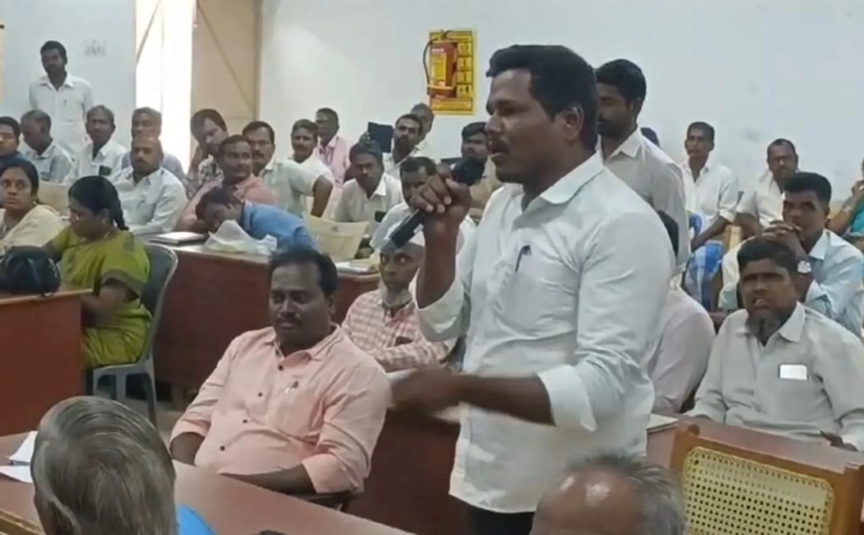 The graduate who spoke furiously in front of the collector caused a stir in kallakurichi