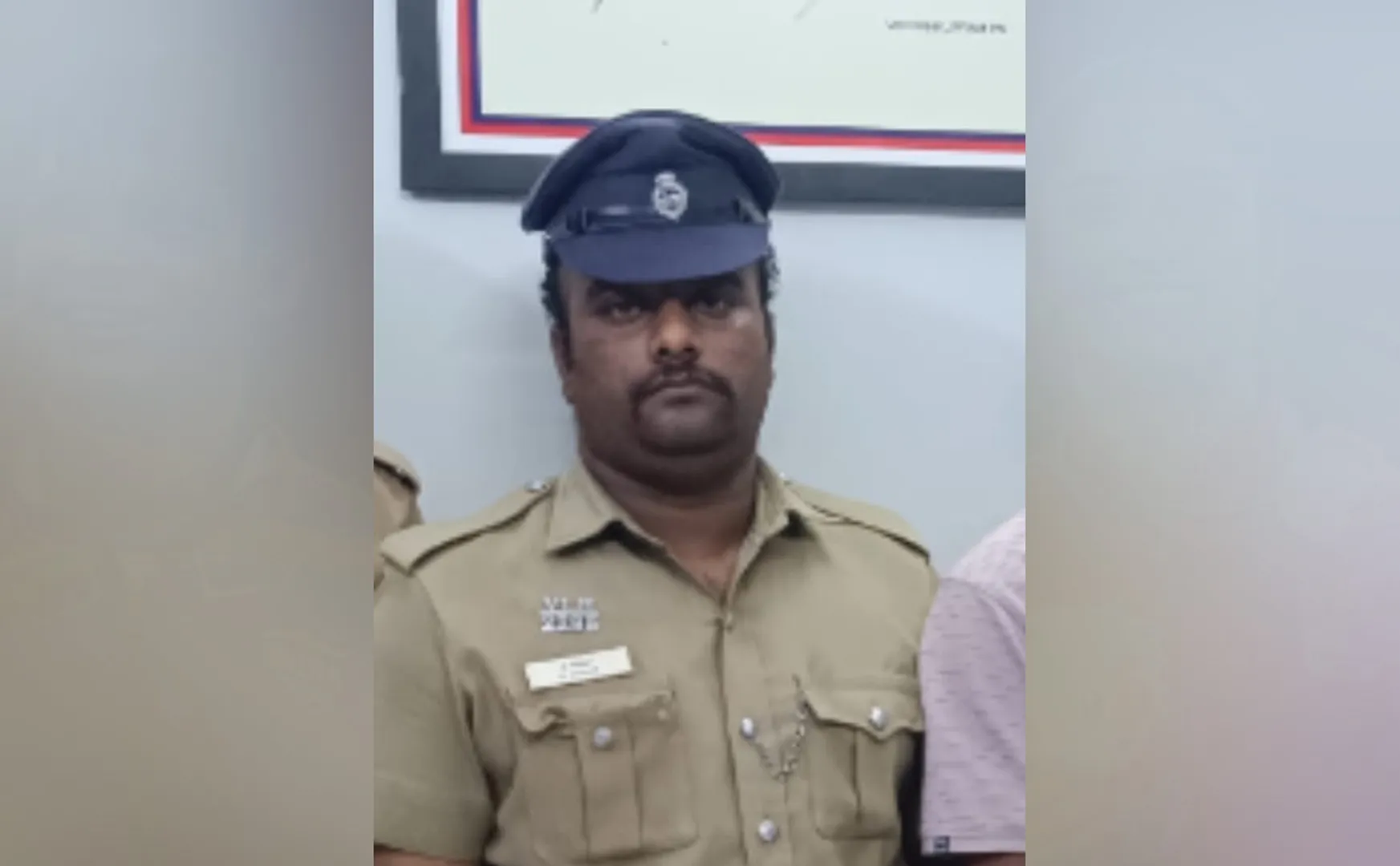 A policeman scolded motorists who did not pay in vellore