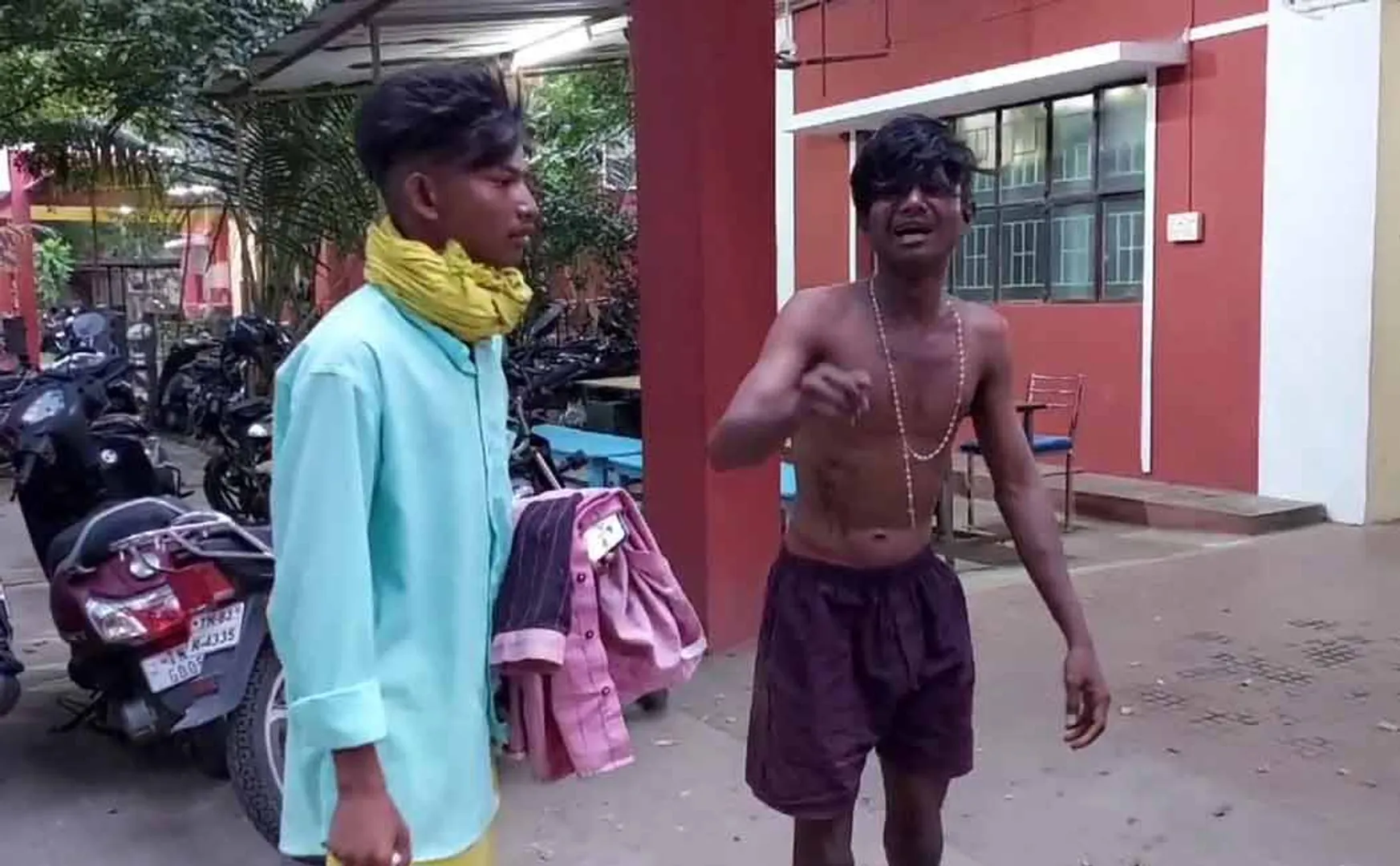 While going to catch the criminal,  police assaulted  brother of accused