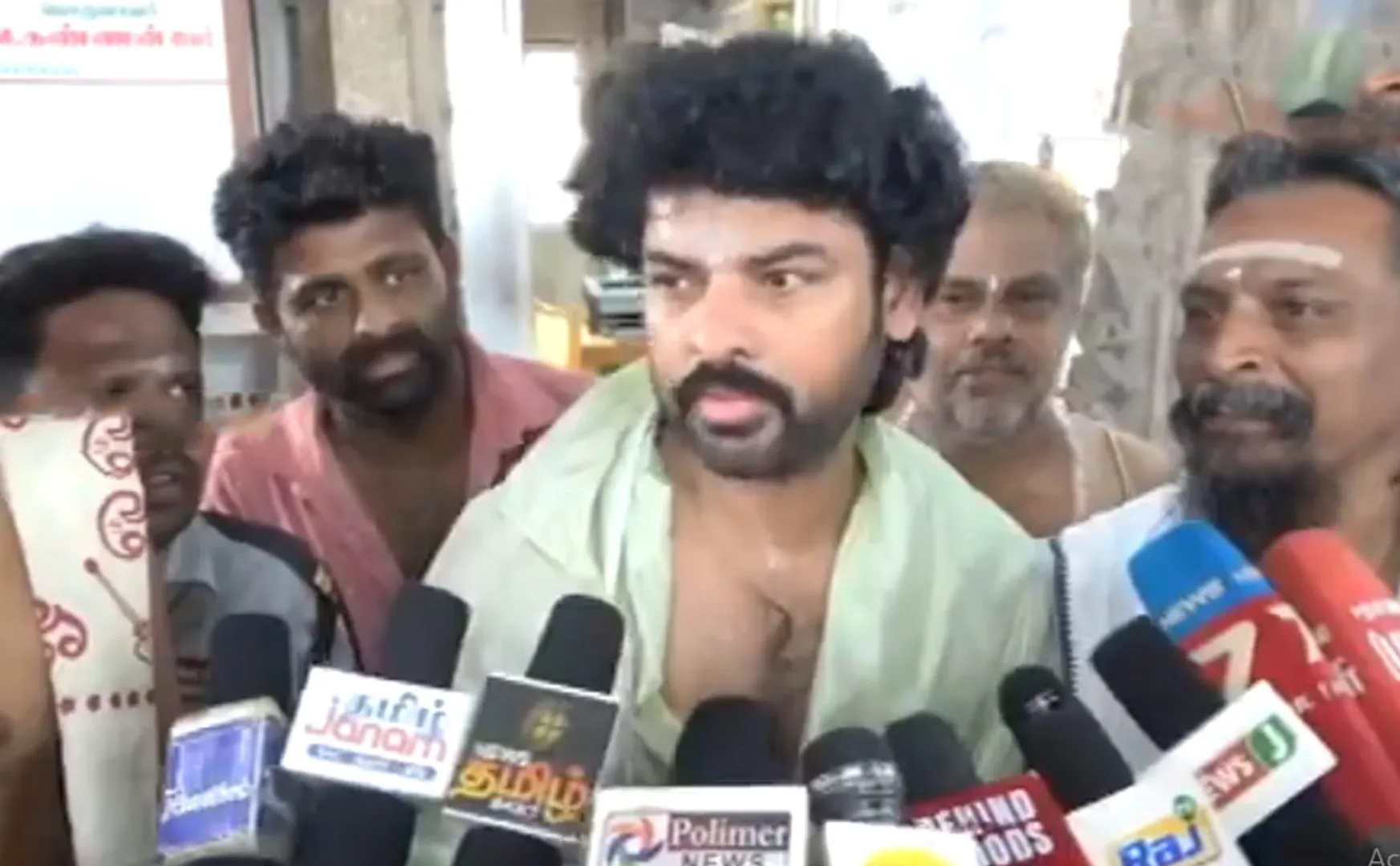 actor vemal answered same for dhanush vijay related question