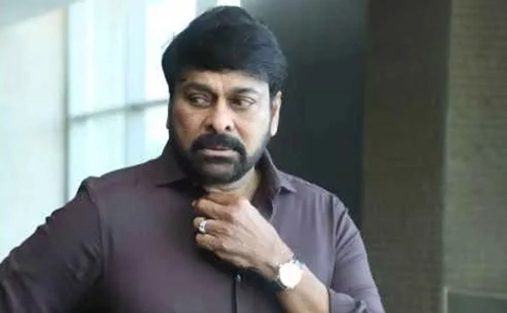 chranjeevi rebuked for rude behaviour to fan in airport