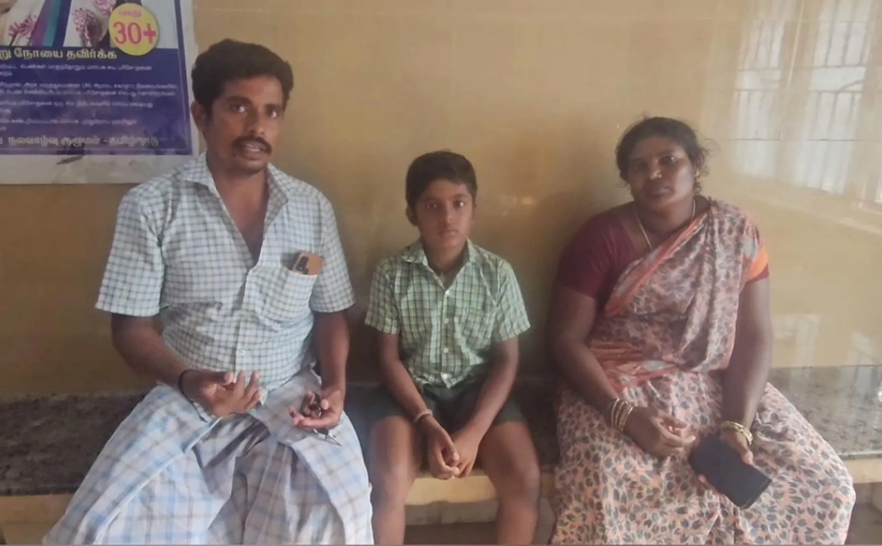 snake bites a student who went to the toilet at school