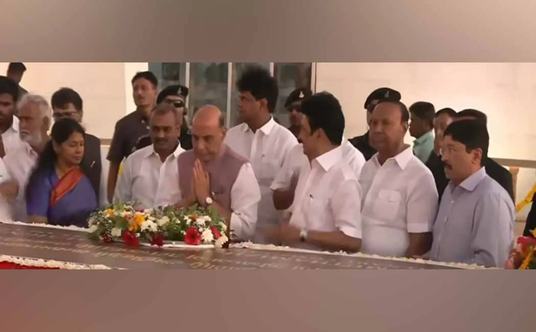 Union Minister Rajnath Singh Tribute to kalaignar at his memorial