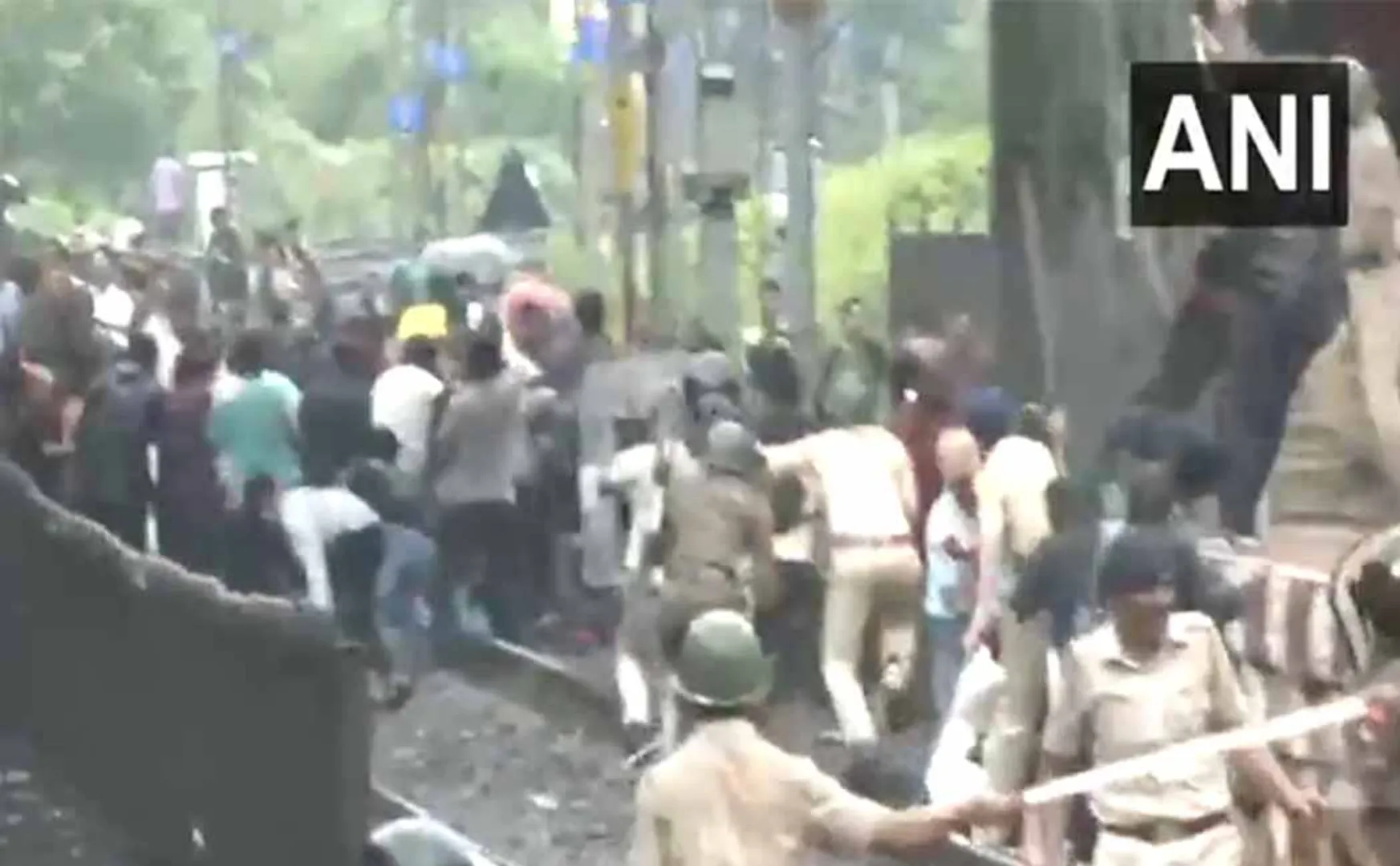 Maharashtra Thane dt Badlapur railway station incident